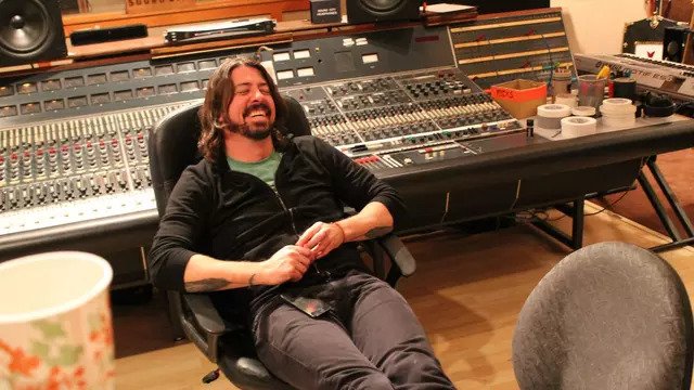 Dave Grohl tampak santai di dalam sebuah studio rekaman